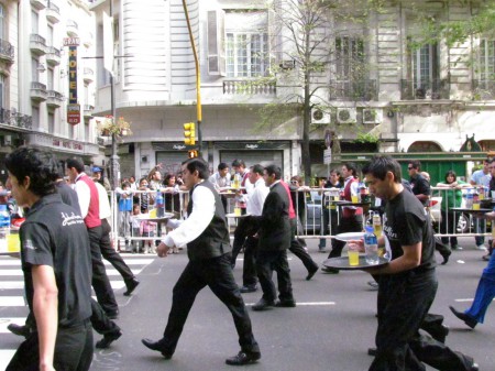 The men head off, Waiter's Race, Buenos Aires