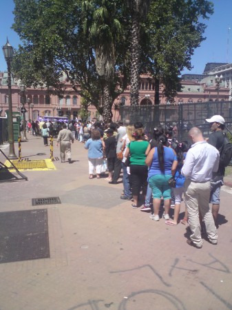 SUBE queue in the Plaza de Mayo